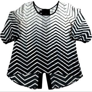 iZ Byer 📌 size small black white chevron sheer 3/4 sleeve scoop neck curved hem
